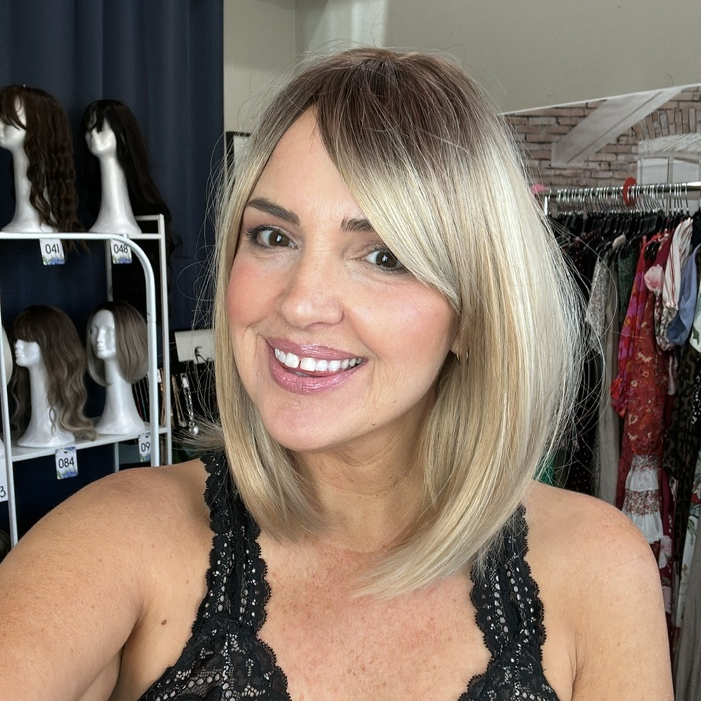WIG-NewNeverWornWig#34BlondeOmbréDarkRootedBangBobFull Wig 16” only tried on